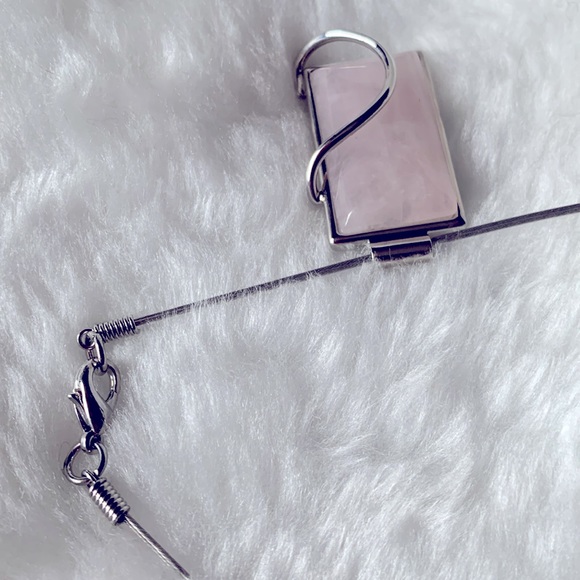 💠 Modernist Pink Quartz Pendant Necklace - Picture 5 of 7